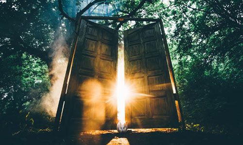 El ritual de la escoba detrás de la puerta