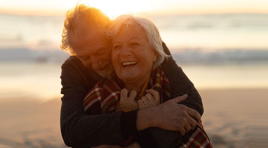 Pareja en la playa · Ritual del desapego, corte de lazos energéticos