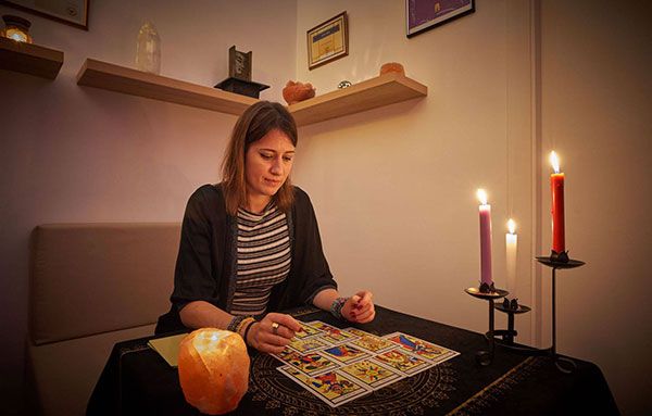 Vanessa Sáez con Cartas del Tarot