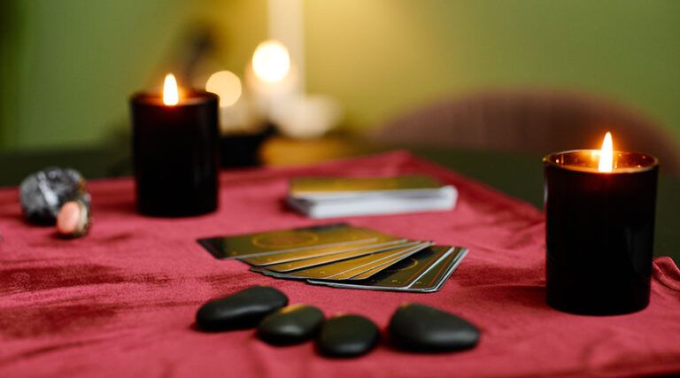 Mesa con cartas de Tarot