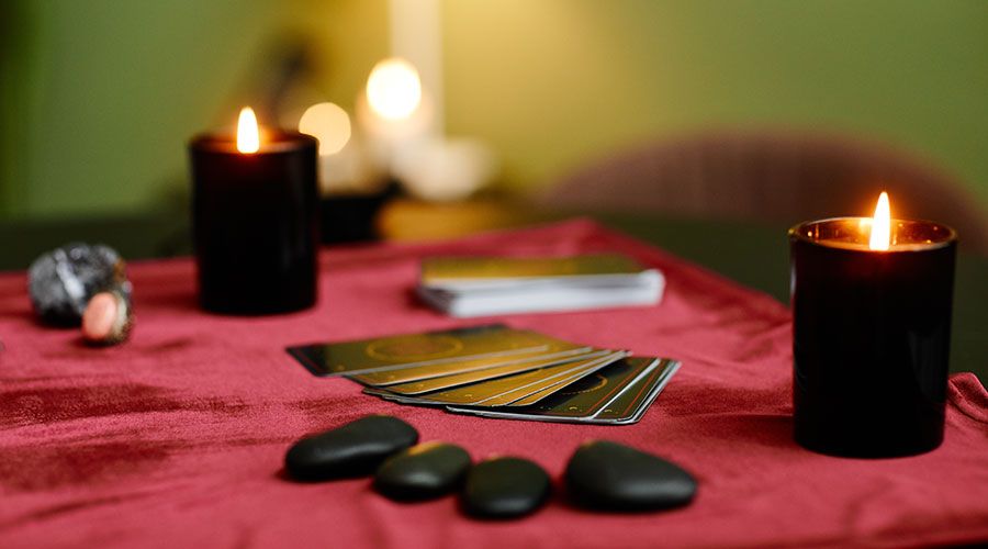 Mesa con cartas de Tarot