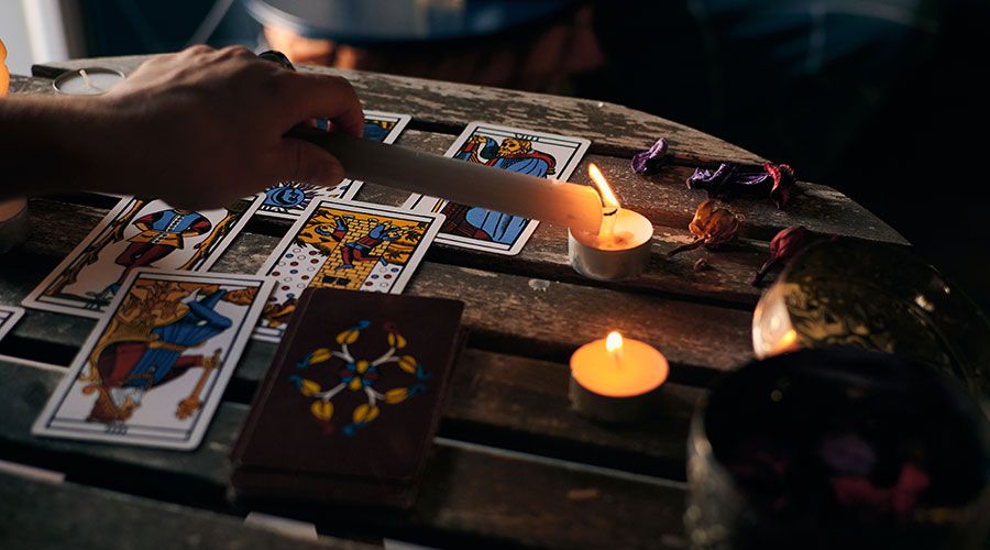 El Tarot Terapéutico: Un Camino hacia el Autoconocimiento y el Bienestar Emocional